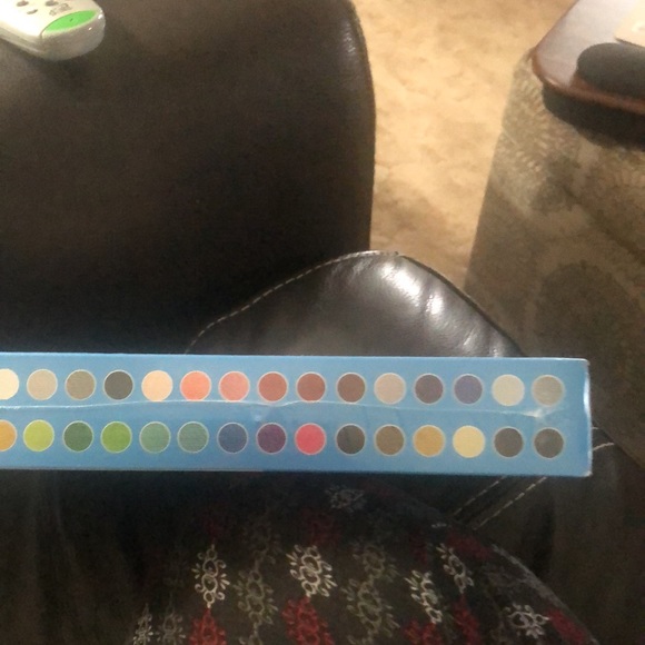 Coats and Clark gift box with 32 spools of thread - Picture 3 of 3